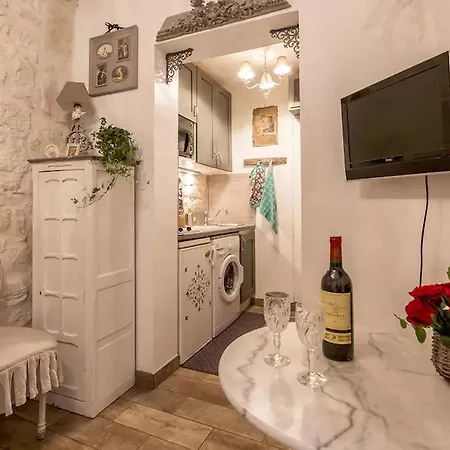 Studio Greneta Apartment *