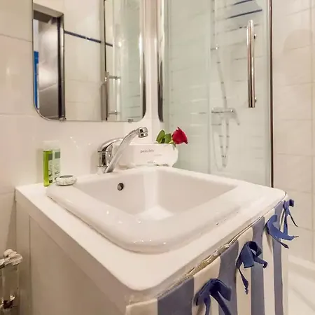 Studio Greneta Apartment *